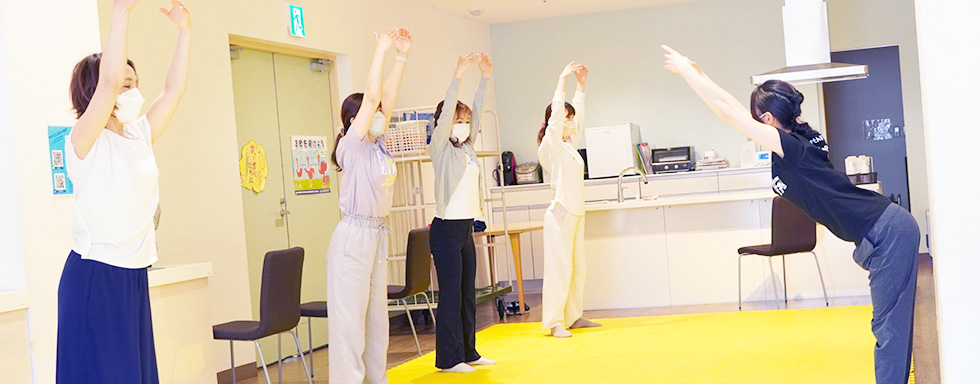 踊る子どもと教える講師